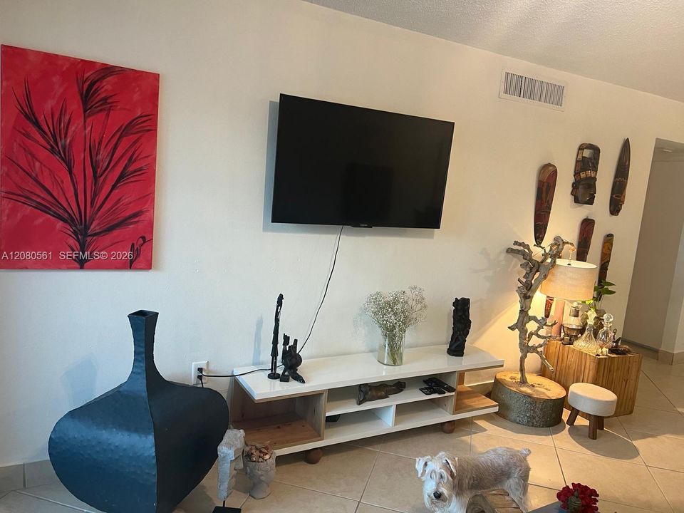 For Rent: $2,300 (2 beds, 1 baths, 910 Square Feet)