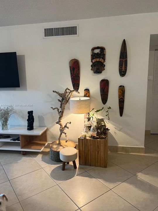 For Rent: $2,300 (2 beds, 1 baths, 910 Square Feet)