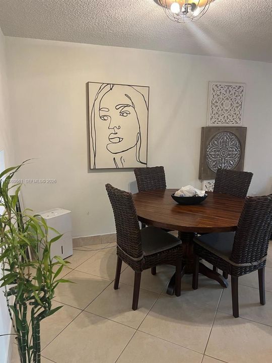 For Rent: $2,300 (2 beds, 1 baths, 910 Square Feet)