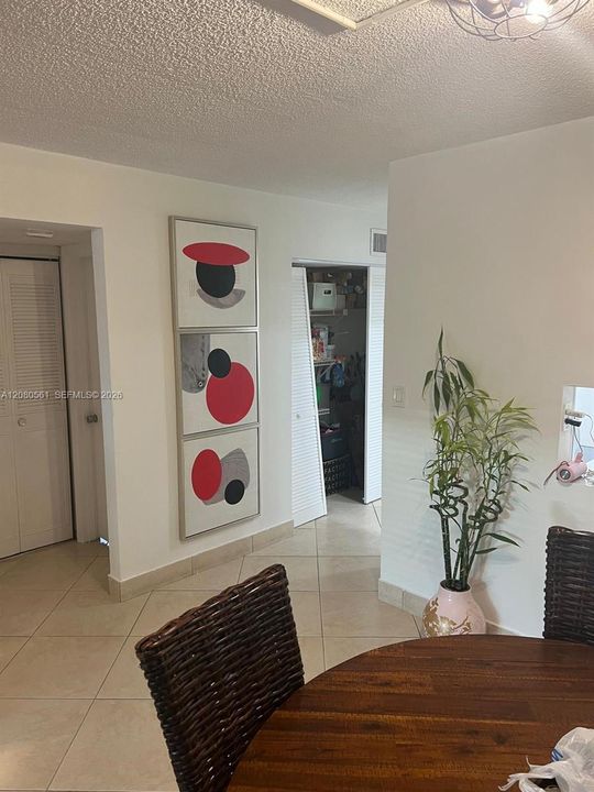 For Rent: $2,300 (2 beds, 1 baths, 910 Square Feet)