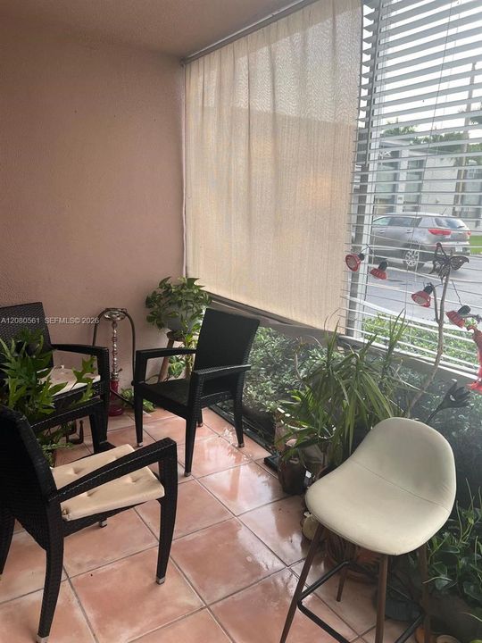 For Rent: $2,300 (2 beds, 1 baths, 910 Square Feet)
