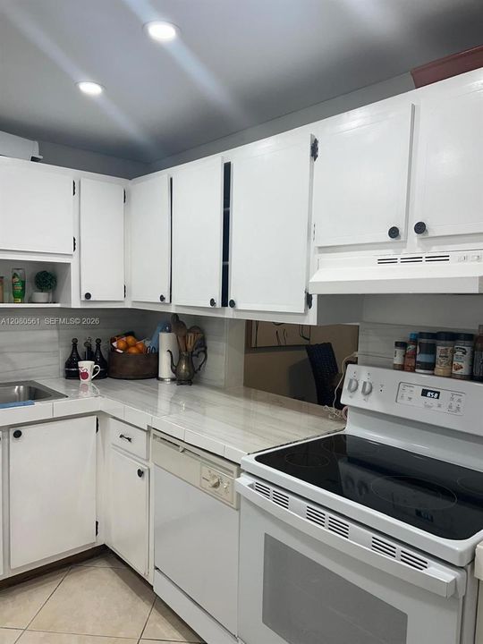 For Rent: $2,300 (2 beds, 1 baths, 910 Square Feet)