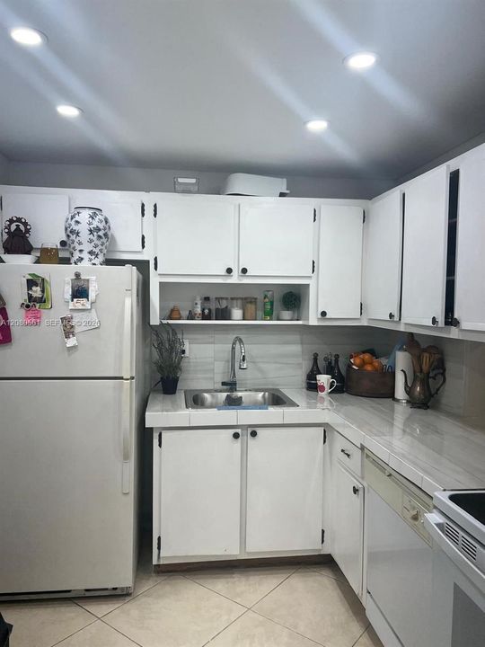 For Rent: $2,300 (2 beds, 1 baths, 910 Square Feet)