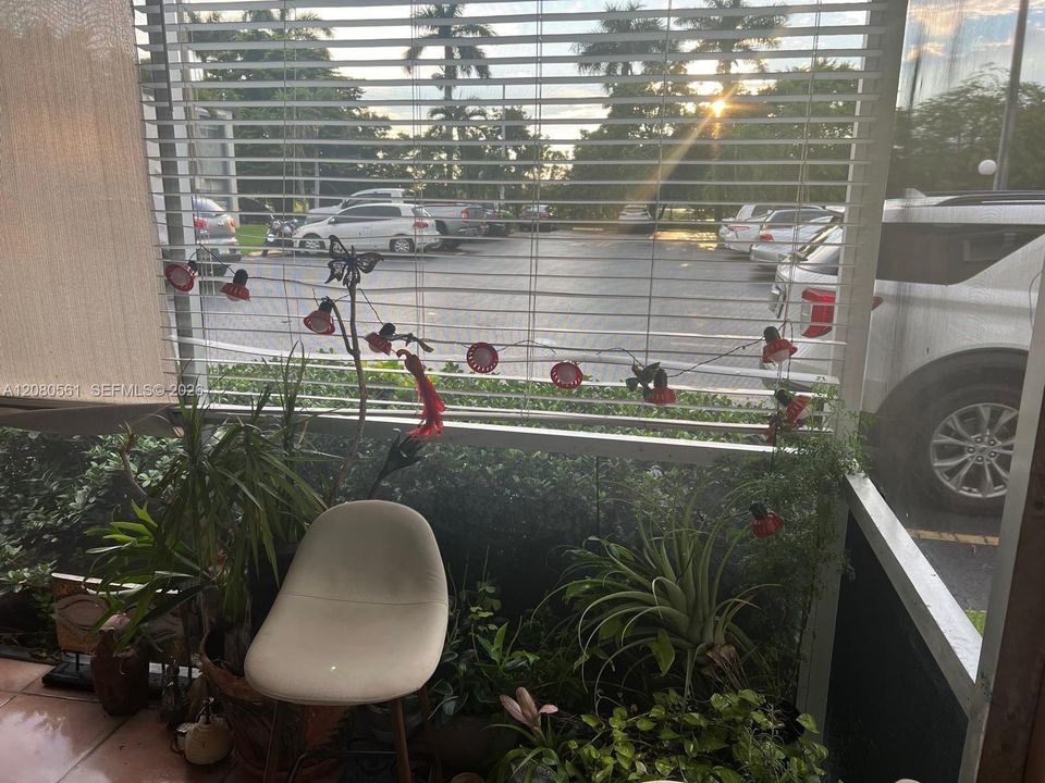 For Rent: $2,300 (2 beds, 1 baths, 910 Square Feet)