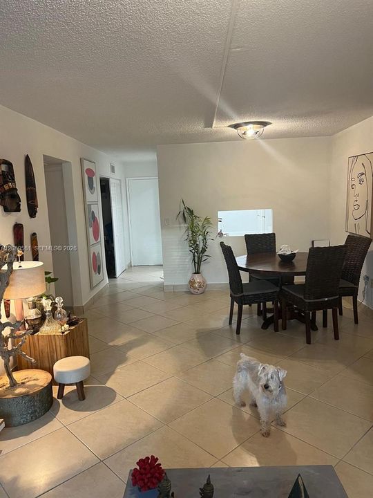 For Rent: $2,300 (2 beds, 1 baths, 910 Square Feet)