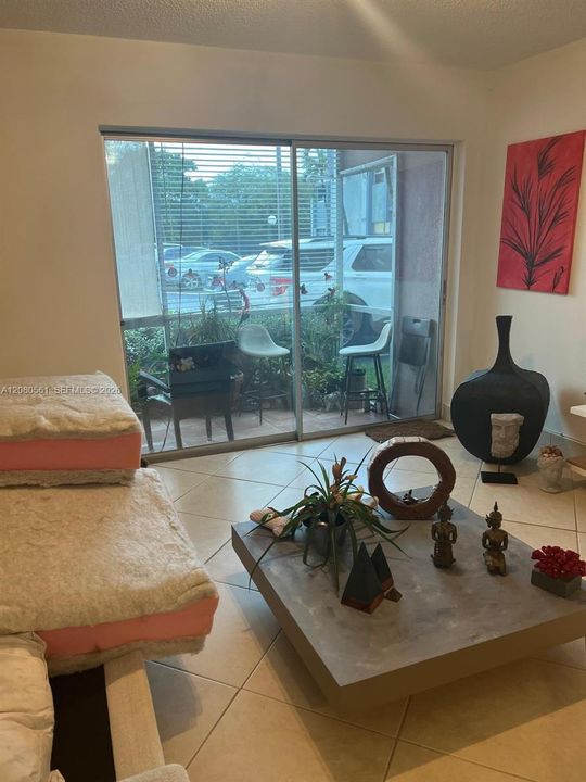 For Rent: $2,300 (2 beds, 1 baths, 910 Square Feet)