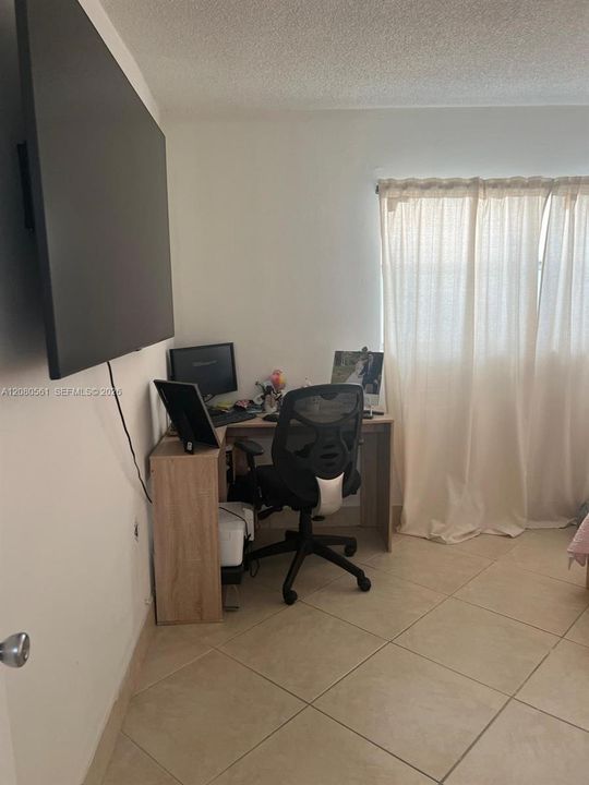 For Rent: $2,300 (2 beds, 1 baths, 910 Square Feet)