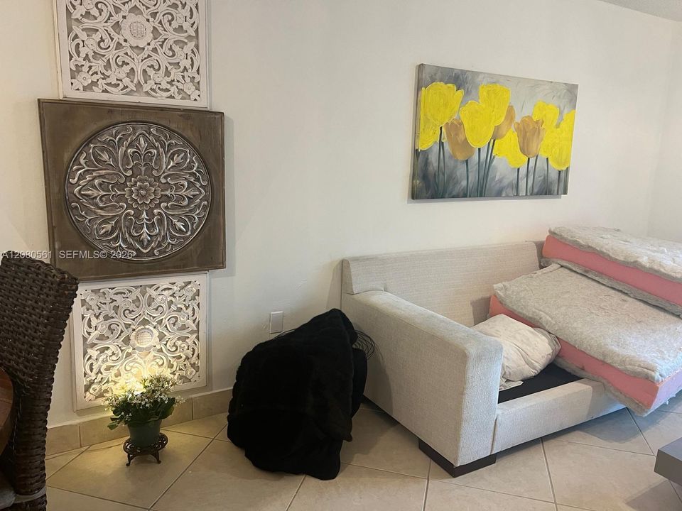 For Rent: $2,300 (2 beds, 1 baths, 910 Square Feet)
