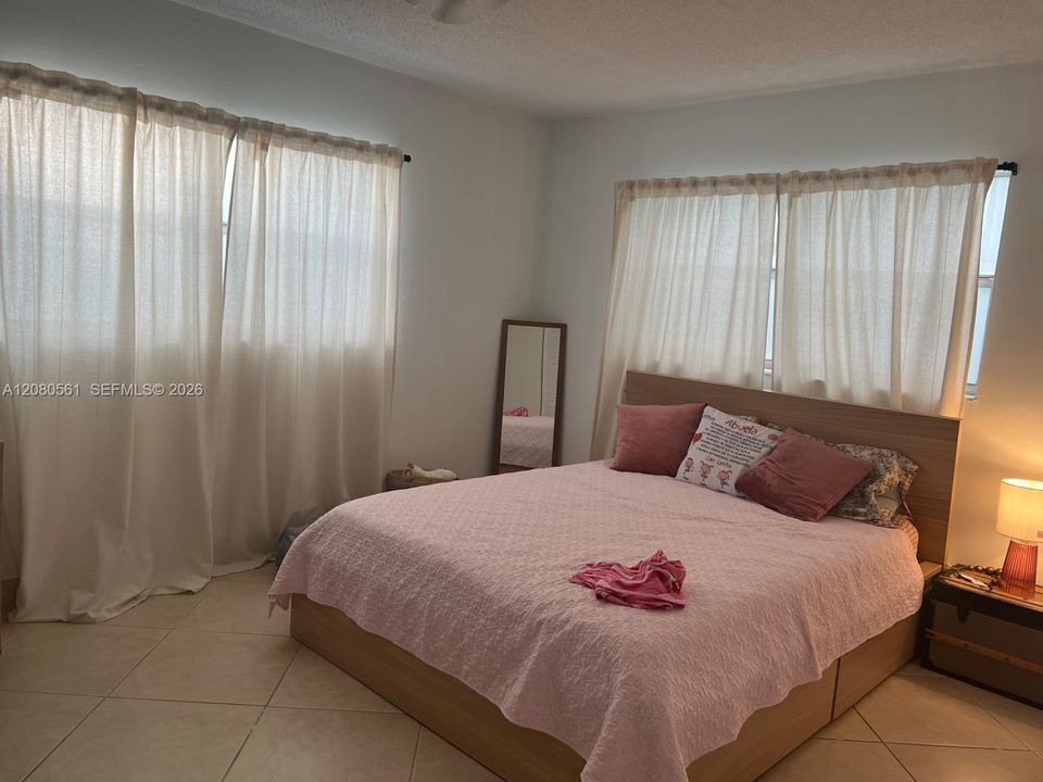 For Rent: $2,300 (2 beds, 1 baths, 910 Square Feet)