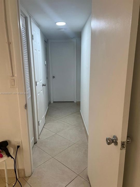 For Rent: $2,300 (2 beds, 1 baths, 910 Square Feet)