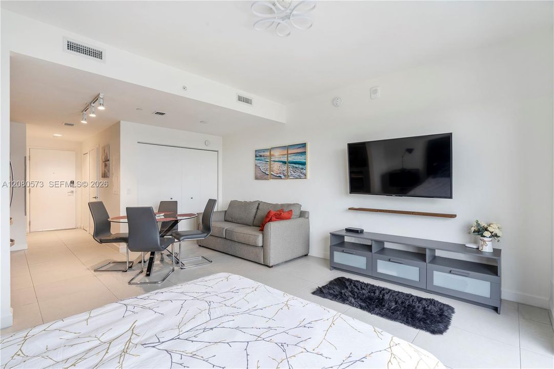 For Rent: $2,500 (0 beds, 1 baths, 430 Square Feet)