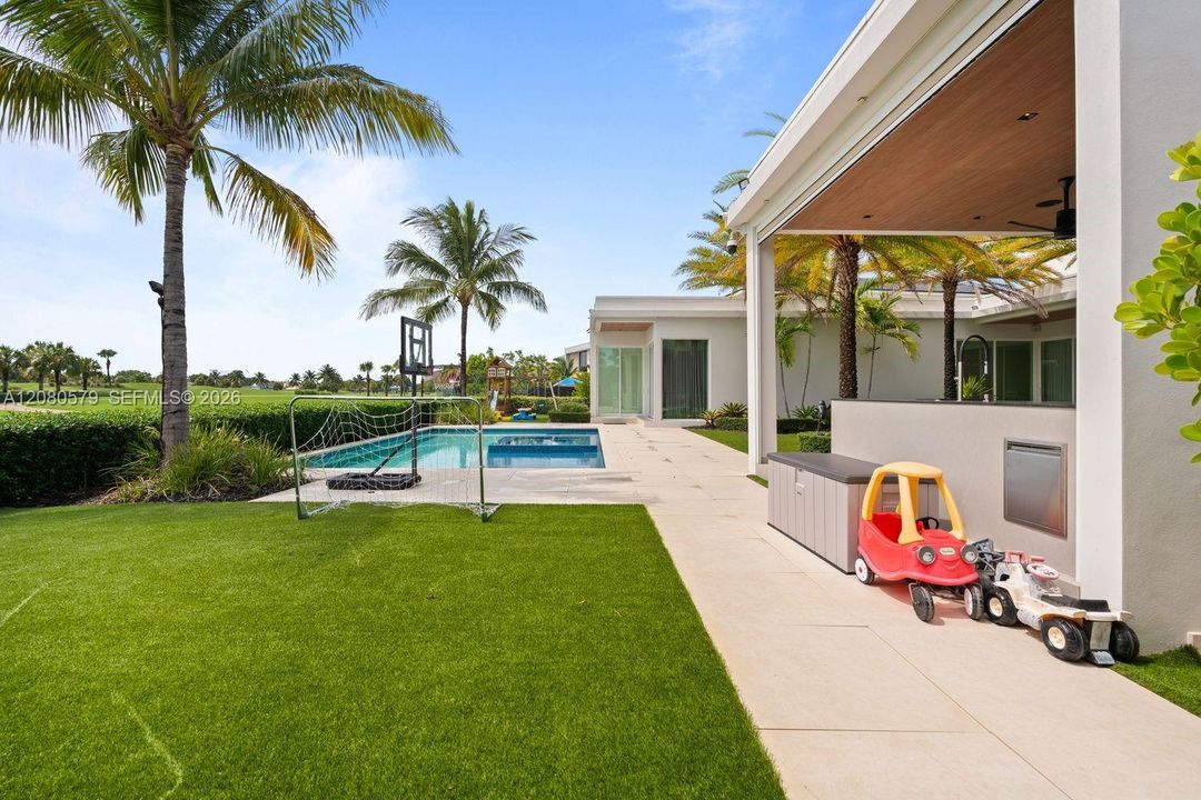 For Sale: $10,500,000 (7 beds, 6 baths, 5851 Square Feet)