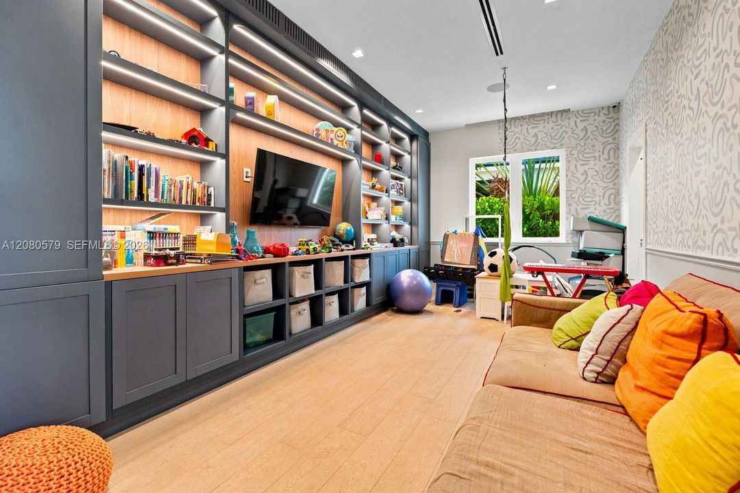For Sale: $10,500,000 (7 beds, 6 baths, 5851 Square Feet)