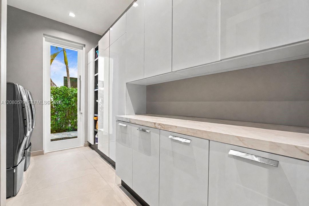 For Sale: $10,500,000 (7 beds, 6 baths, 5851 Square Feet)