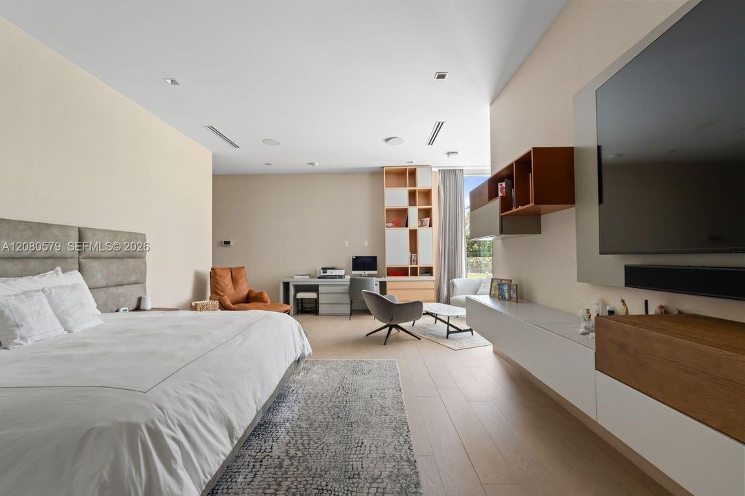 For Sale: $10,500,000 (7 beds, 6 baths, 5851 Square Feet)