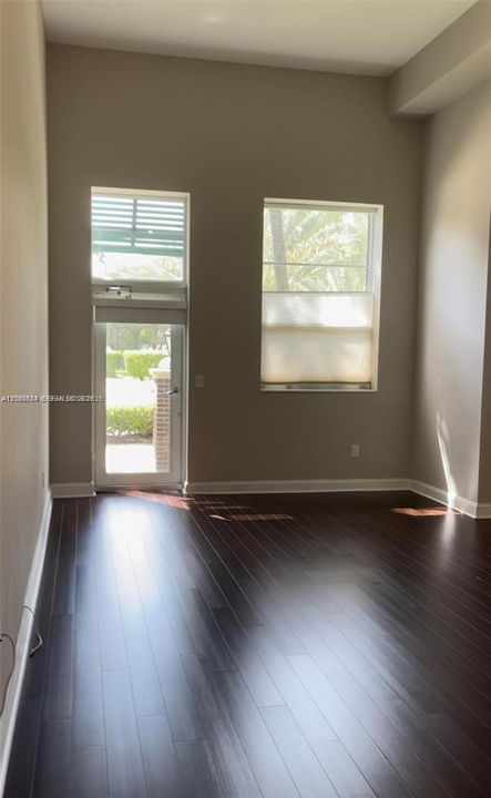 For Rent: $2,300 (1 beds, 1 baths, 852 Square Feet)