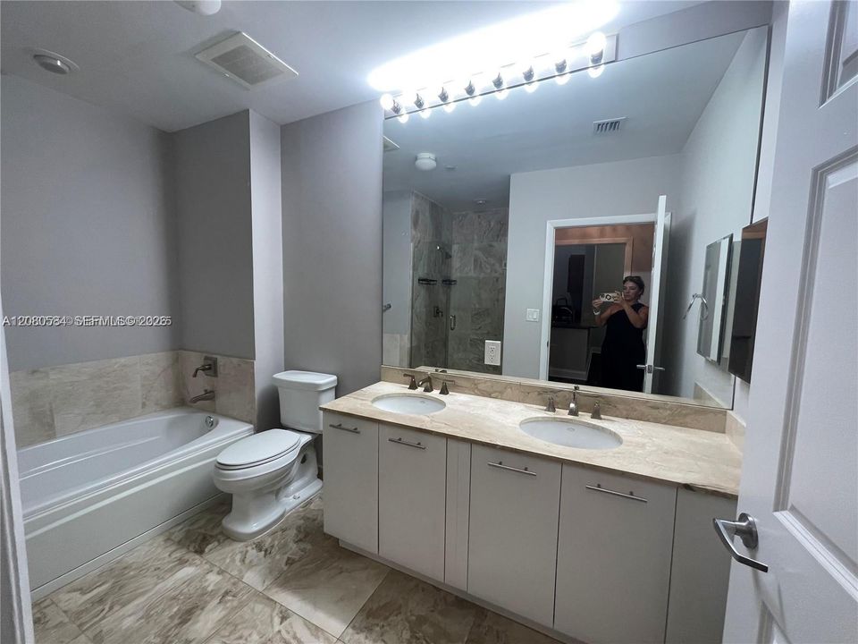 For Rent: $2,300 (1 beds, 1 baths, 852 Square Feet)