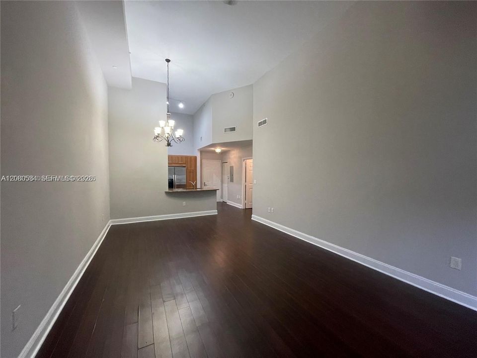 For Rent: $2,300 (1 beds, 1 baths, 852 Square Feet)