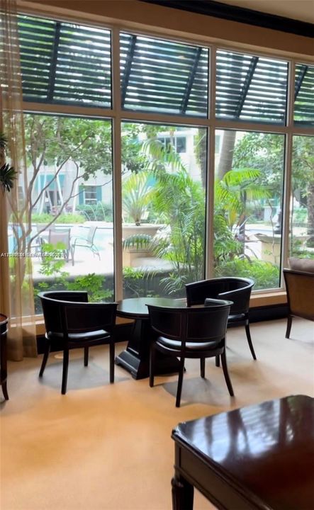 For Rent: $2,300 (1 beds, 1 baths, 852 Square Feet)
