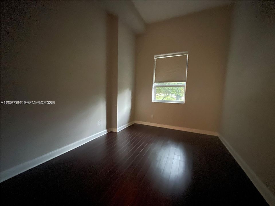 For Rent: $2,300 (1 beds, 1 baths, 852 Square Feet)