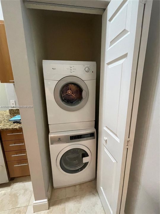For Rent: $2,300 (1 beds, 1 baths, 852 Square Feet)