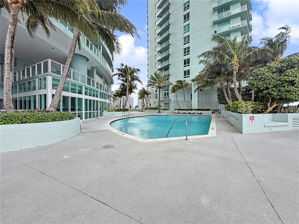 For Rent: $4,795 (2 beds, 2 baths, 1180 Square Feet)