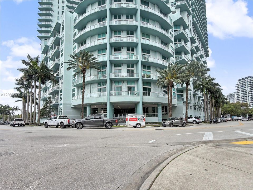 For Rent: $4,795 (2 beds, 2 baths, 1180 Square Feet)