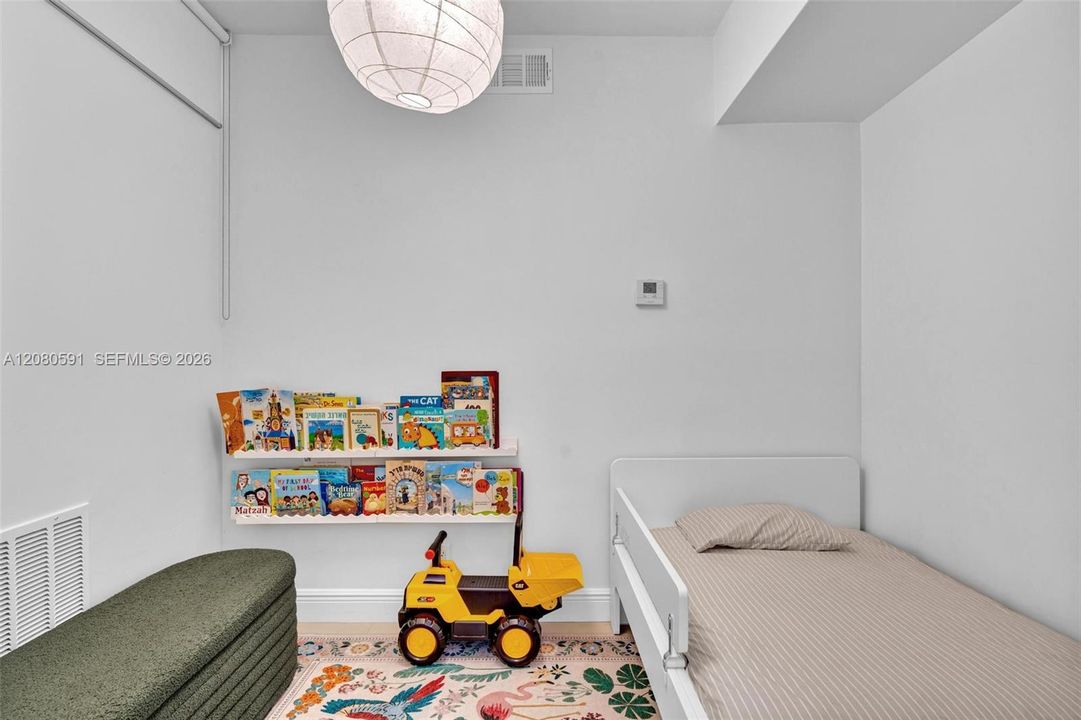 For Rent: $3,250 (1 beds, 1 baths, 1200 Square Feet)