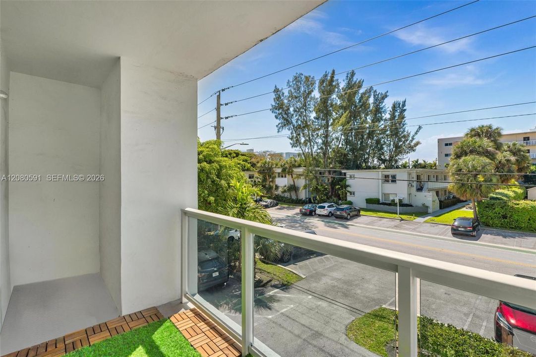 For Rent: $3,250 (1 beds, 1 baths, 1200 Square Feet)