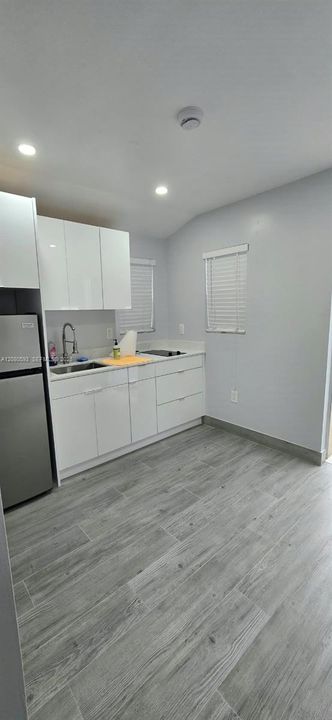For Rent: $1,300 (1 beds, 1 baths, 1880 Square Feet)