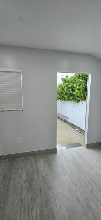 For Rent: $1,300 (1 beds, 1 baths, 1880 Square Feet)