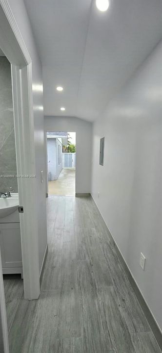 For Rent: $1,300 (1 beds, 1 baths, 1880 Square Feet)