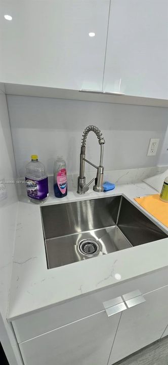For Rent: $1,300 (1 beds, 1 baths, 1880 Square Feet)