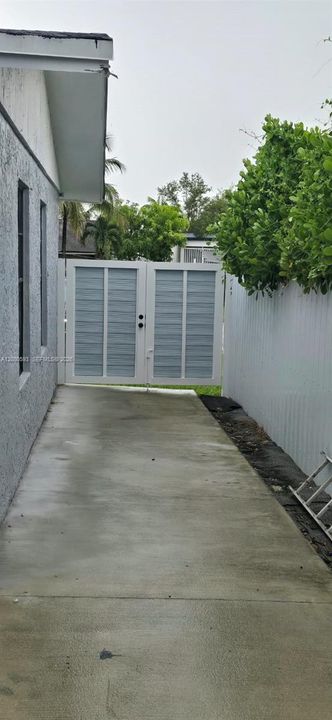 For Rent: $1,300 (1 beds, 1 baths, 1880 Square Feet)