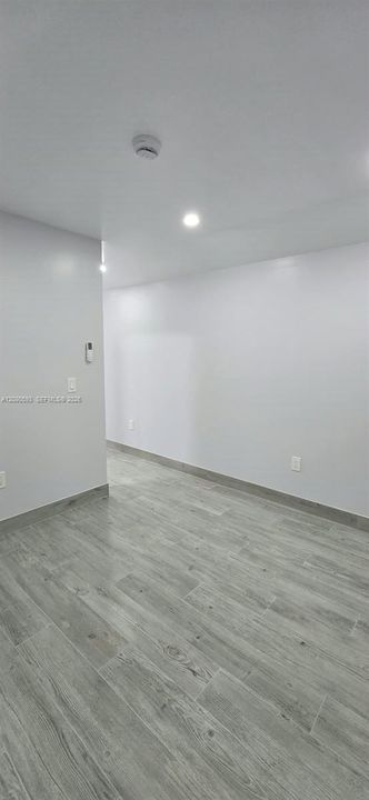 For Rent: $1,300 (1 beds, 1 baths, 1880 Square Feet)
