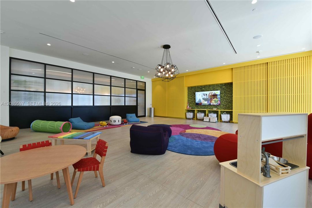 For Rent: $3,500 (1 beds, 1 baths, 738 Square Feet)