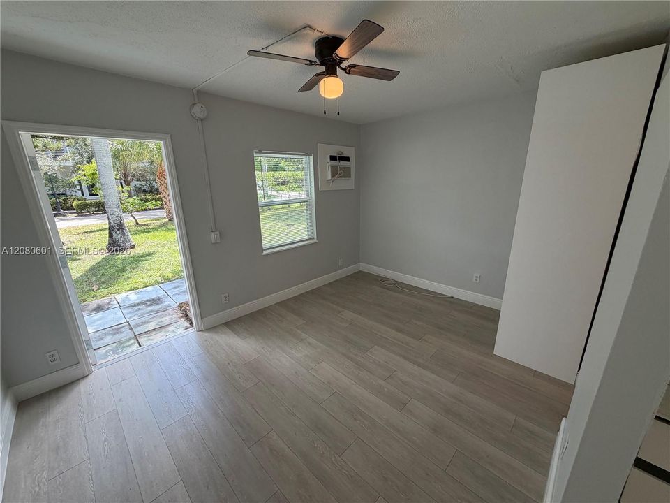 For Rent: $1,350 (0 beds, 1 baths, 250 Square Feet)
