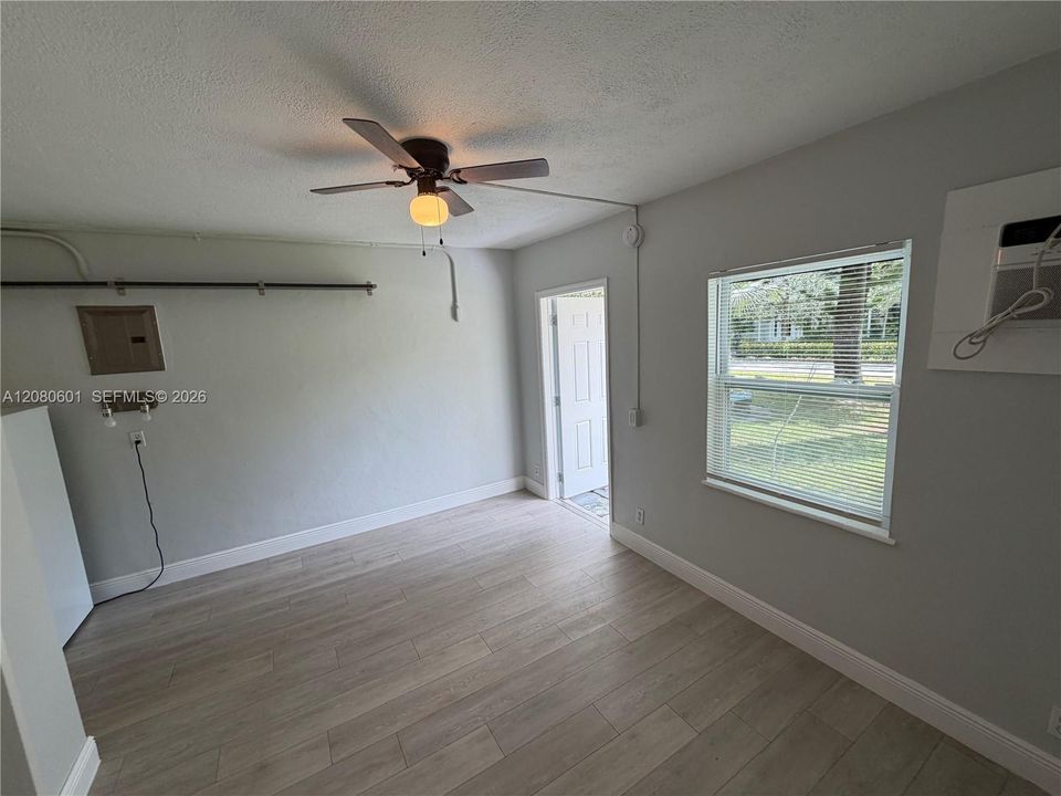 For Rent: $1,350 (0 beds, 1 baths, 250 Square Feet)