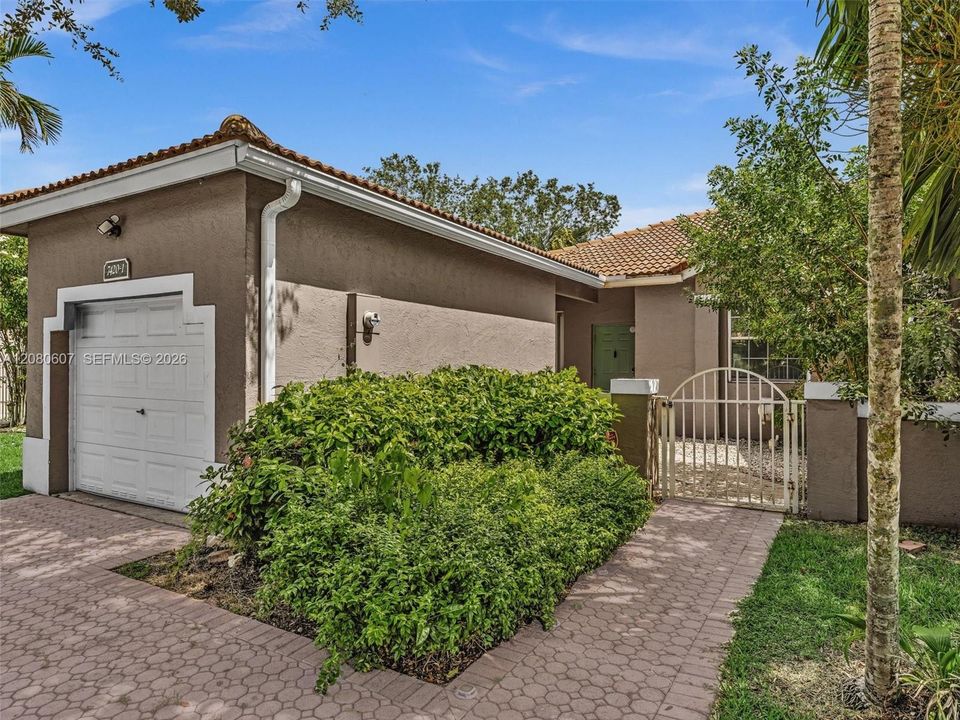 For Sale: $415,000 (2 beds, 2 baths, 1325 Square Feet)