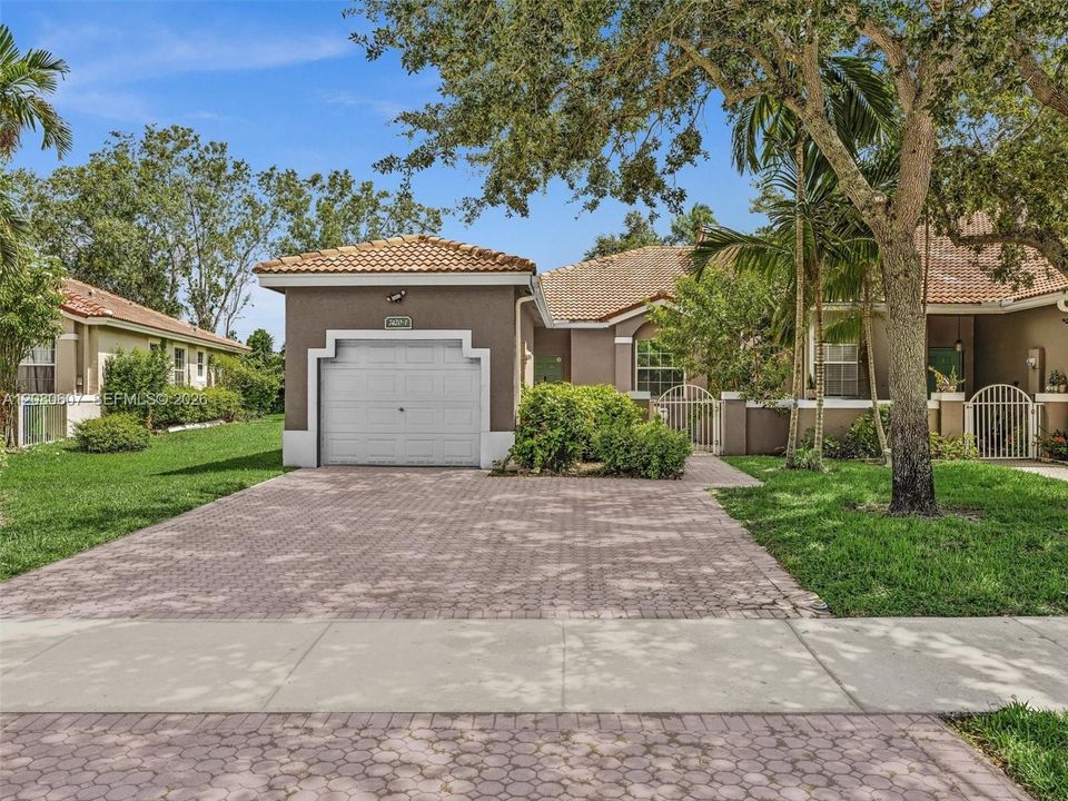 For Sale: $415,000 (2 beds, 2 baths, 1325 Square Feet)