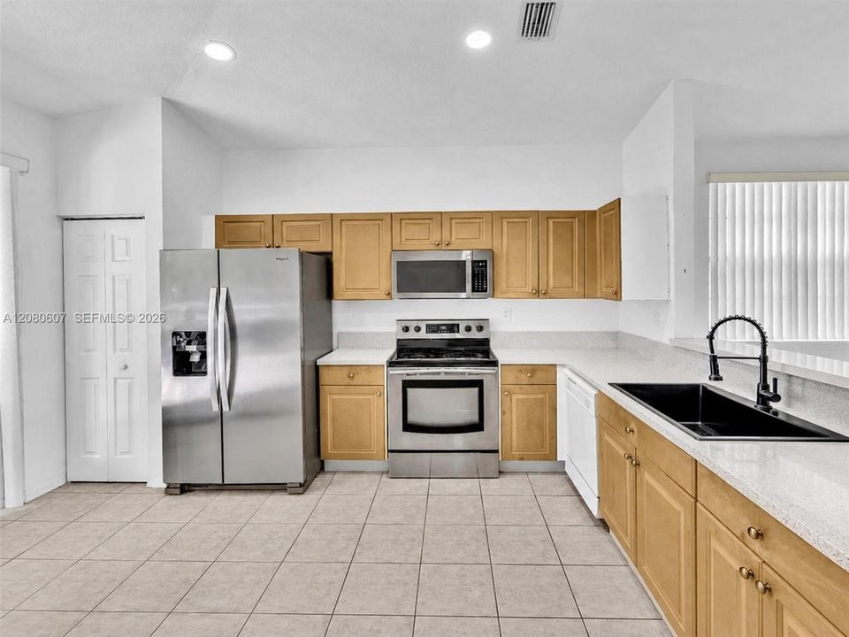 For Sale: $415,000 (2 beds, 2 baths, 1325 Square Feet)