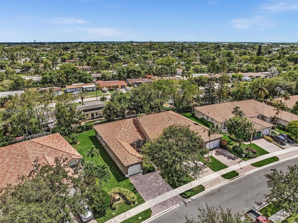 For Sale: $415,000 (2 beds, 2 baths, 1325 Square Feet)