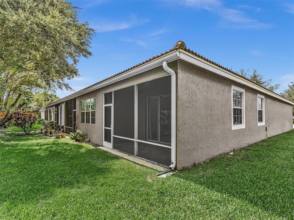 For Sale: $415,000 (2 beds, 2 baths, 1325 Square Feet)