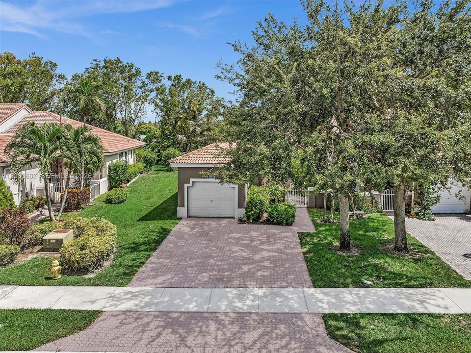 For Sale: $415,000 (2 beds, 2 baths, 1325 Square Feet)