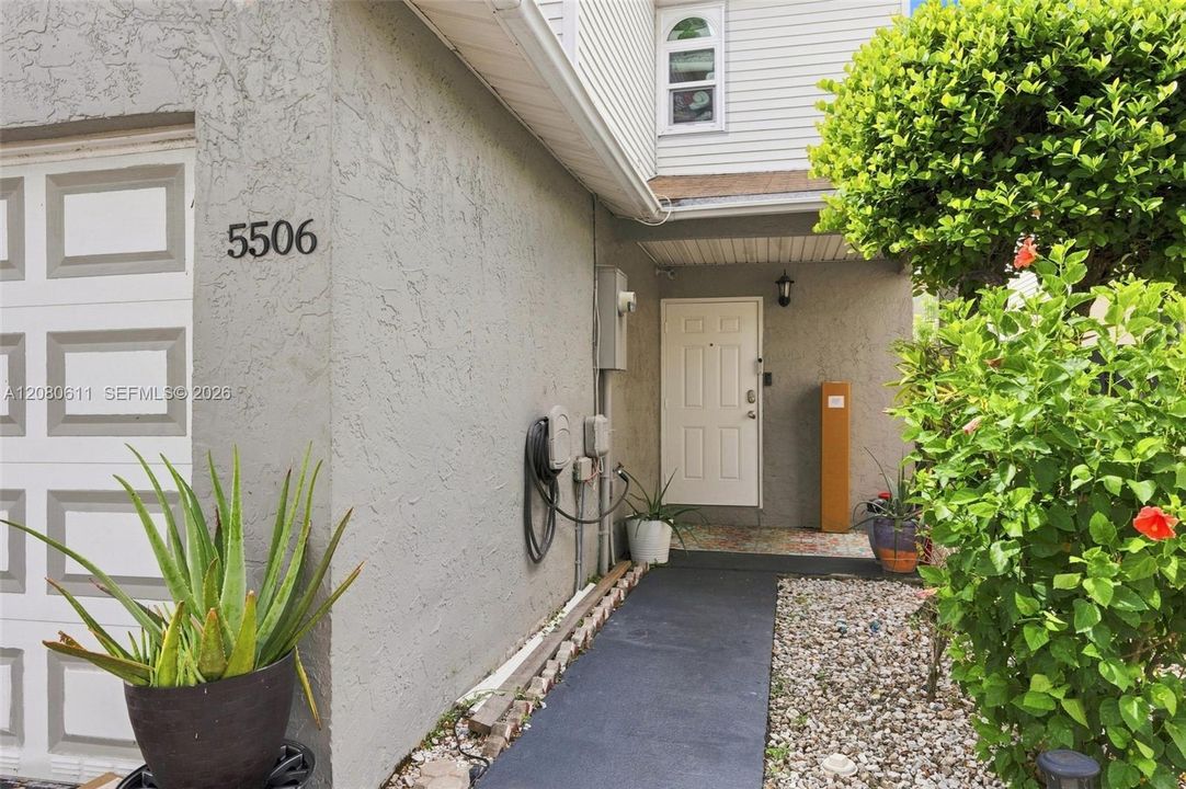 For Sale: $400,000 (3 beds, 2 baths, 1348 Square Feet)