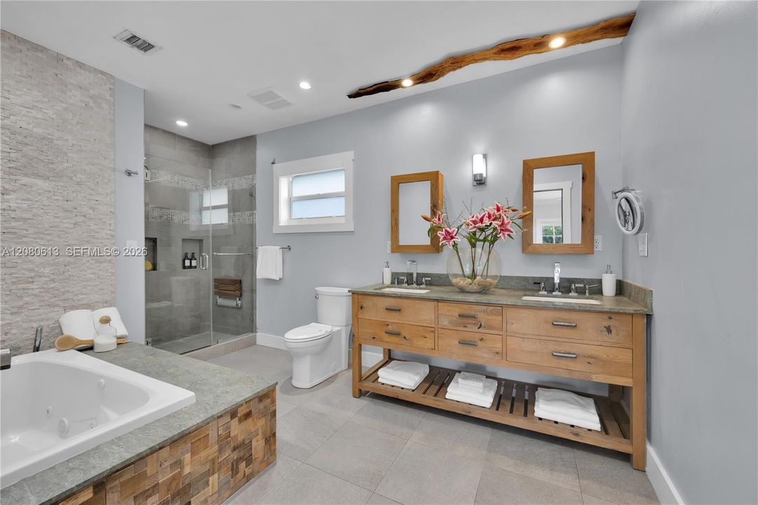 For Sale: $2,975,000 (5 beds, 4 baths, 4596 Square Feet)