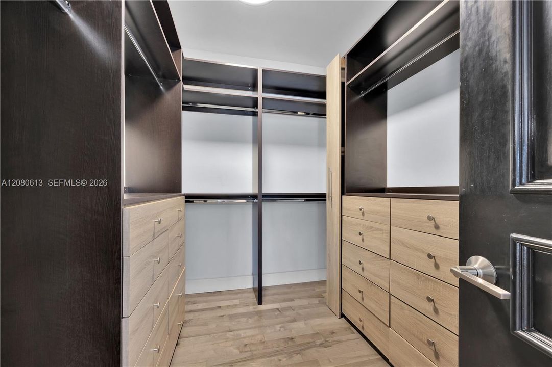 For Sale: $2,975,000 (5 beds, 4 baths, 4596 Square Feet)