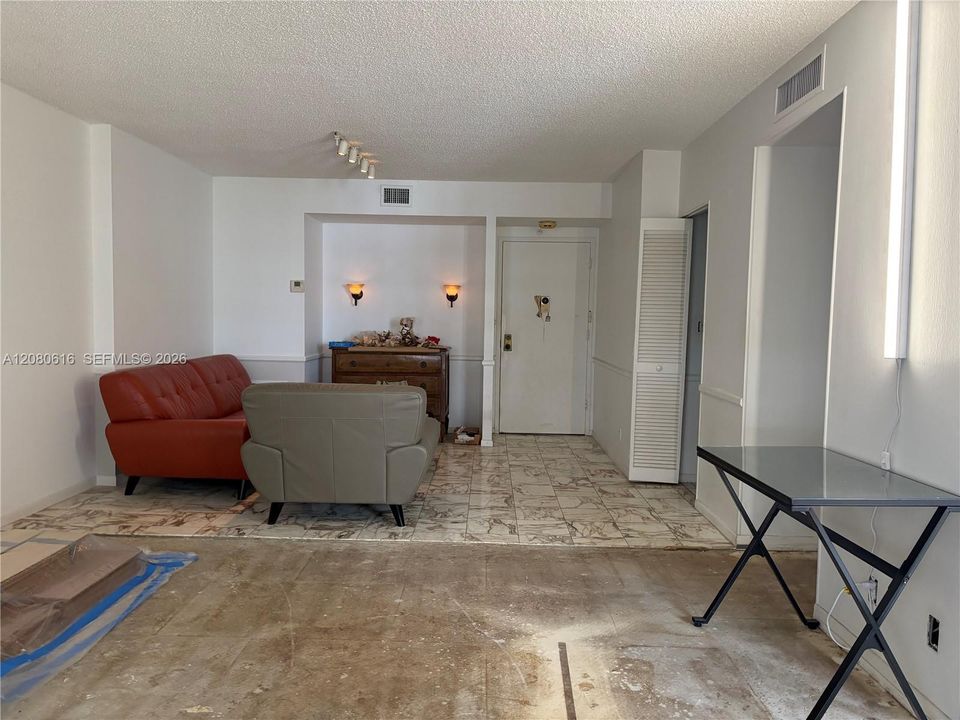For Sale: $115,000 (2 beds, 2 baths, 1132 Square Feet)