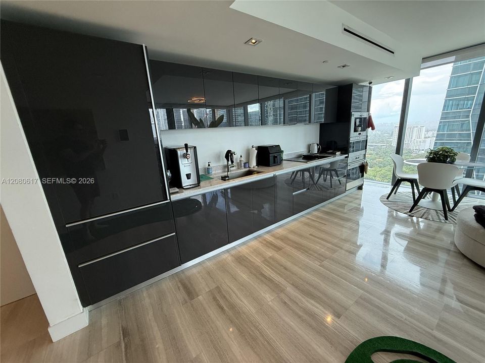 For Rent: $6,200 (1 beds, 1 baths, 806 Square Feet)