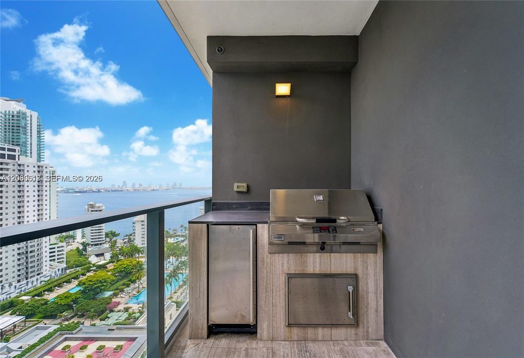 For Rent: $6,200 (1 beds, 1 baths, 806 Square Feet)